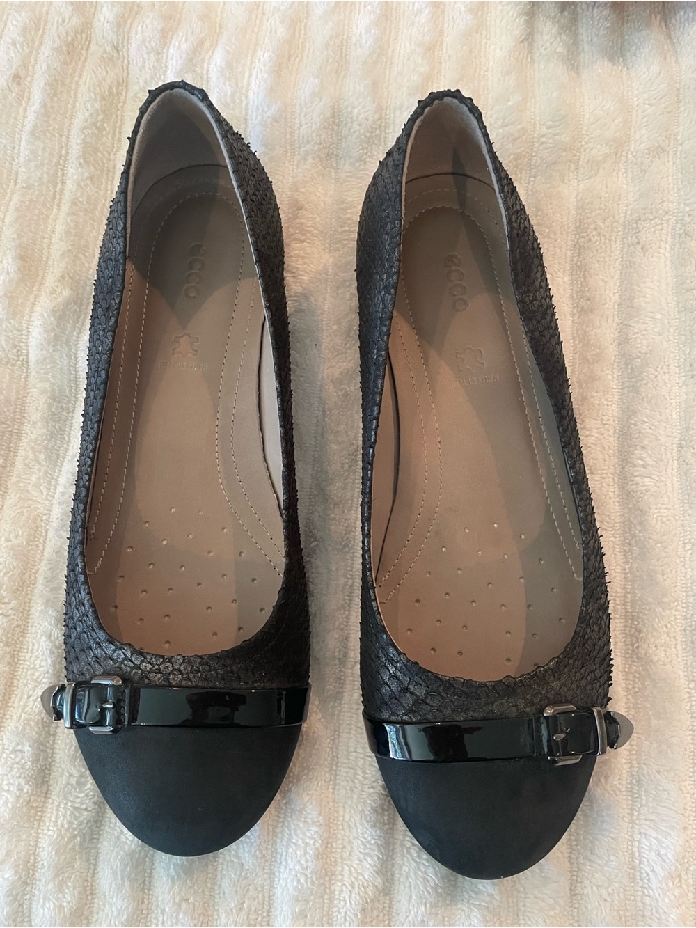 Ecco Black Textured Ballet Flats with Glossy Buckle